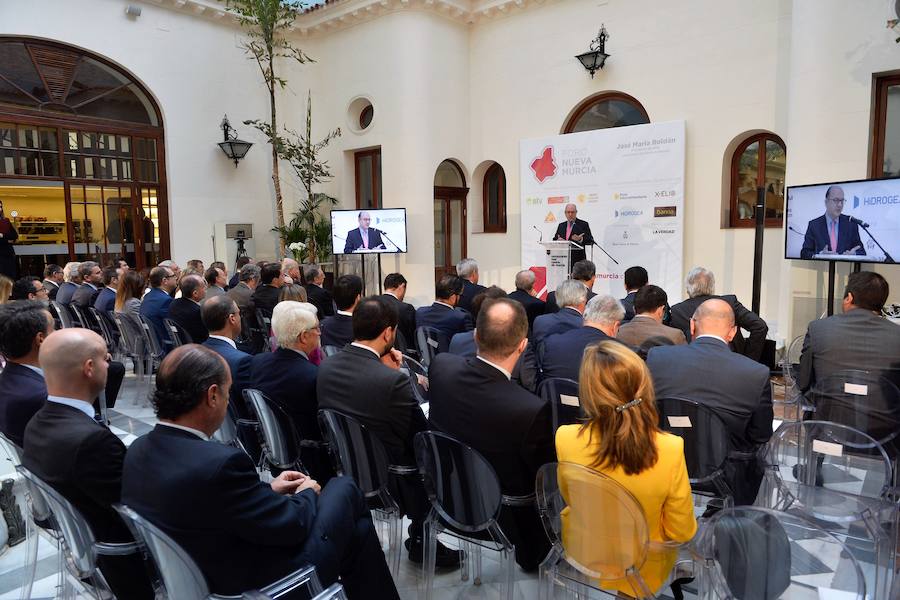 El presidente de la Asociación Española de Banca dibuja en Murcia el nuevo escenario en el que actualmente operan los bancos debido a la incesante regulación, la vertiginosa transformación digital, las dificultades actuales del negocio y el lastre inmobiliario