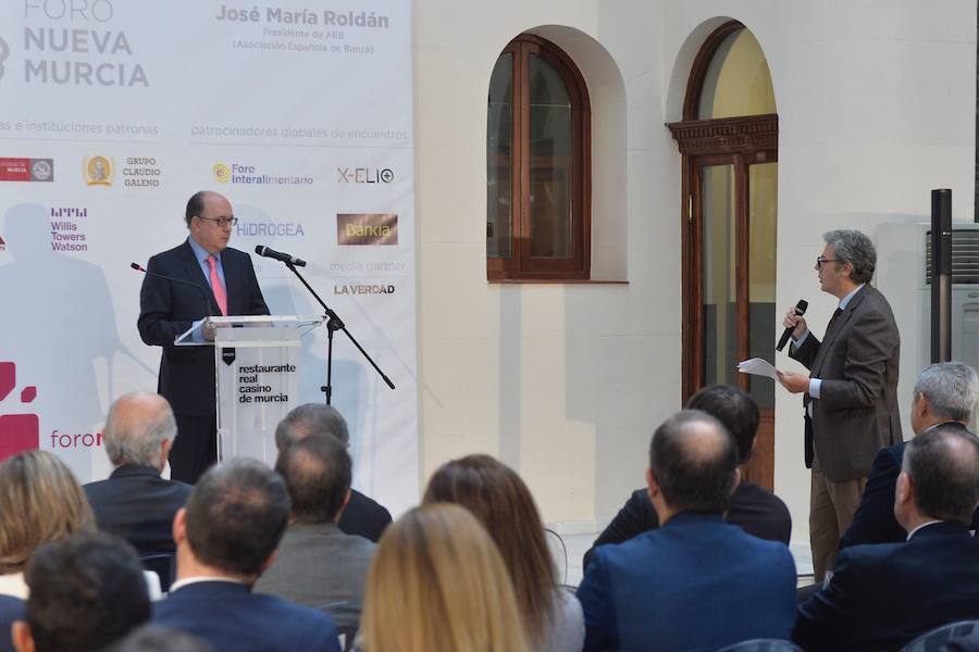 El presidente de la Asociación Española de Banca dibuja en Murcia el nuevo escenario en el que actualmente operan los bancos debido a la incesante regulación, la vertiginosa transformación digital, las dificultades actuales del negocio y el lastre inmobiliario