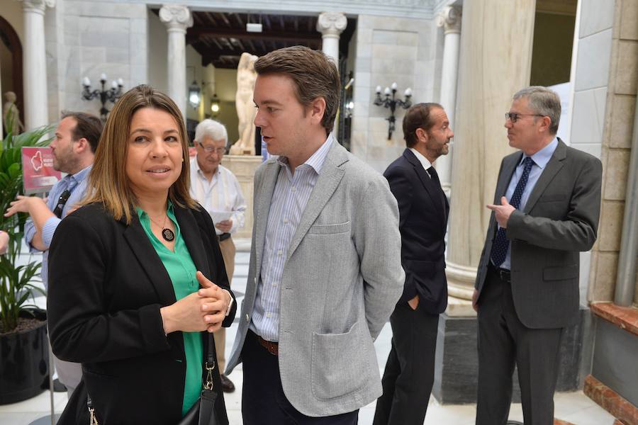 El presidente de la Asociación Española de Banca dibuja en Murcia el nuevo escenario en el que actualmente operan los bancos debido a la incesante regulación, la vertiginosa transformación digital, las dificultades actuales del negocio y el lastre inmobiliario