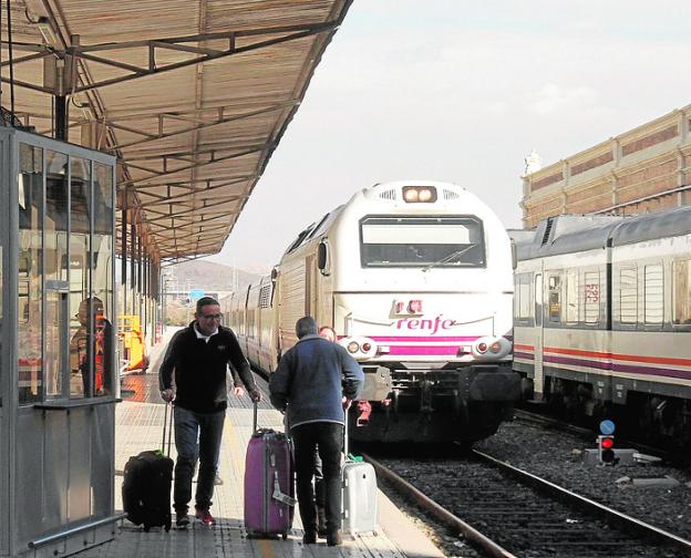 Un tren de la línea de Madrid, en la estación de Cartagena.