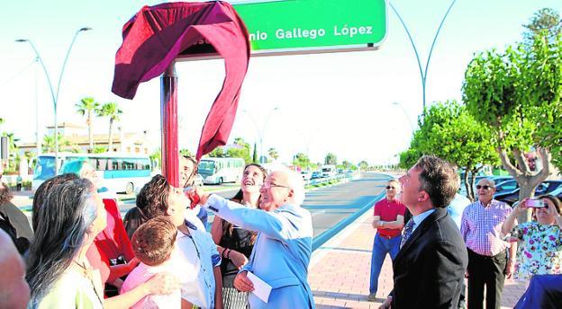 José Antonio Gallego destapa la placa con su nombre.