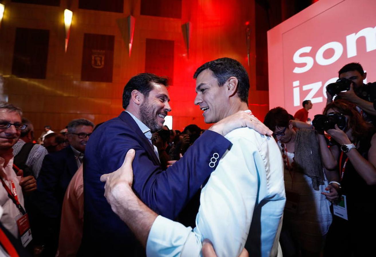 El 21 de mayo de 2017 fue reelegido como secretario general de su partido en unas elecciones primarias frente a Susana Díazas y Patxi López para regresar al frente del partido. En la foto, Pedro Sánchez y Óscar Puente, portavoz de la ejecutiva del PSOE, durante el 39 Congreso Federal en 2017. 