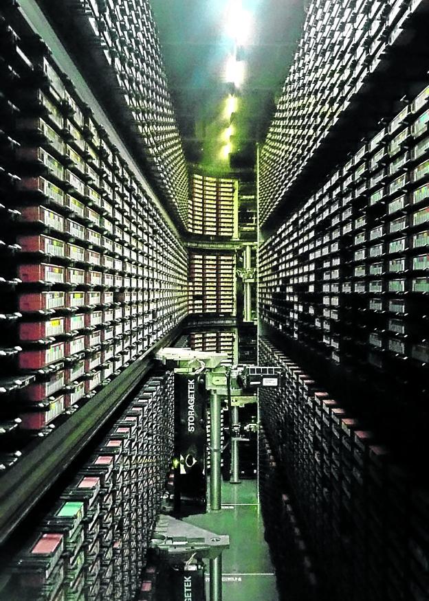 El archivo digitalizado de RTVE. Un robot selecciona la grabación solicitada y la introduce en el lector. 