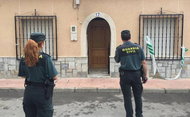 Agentes de la Guardia Civil, frente a la vivienda donde tuvo lugar el suceso.