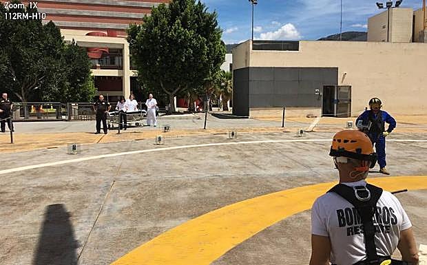 Los servicios de emergencia, en la Arrixaca para trasladar al herido. 