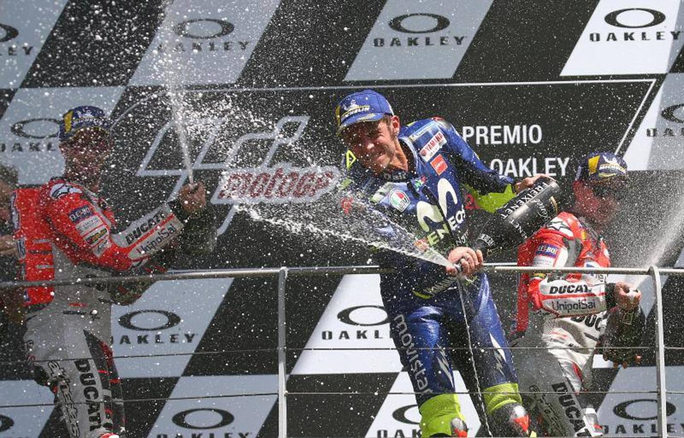 El piloto español se impuso por delante de los italianos Dovizioso y Rossi y consigue su primera victoria como piloto de la escudería transalpina