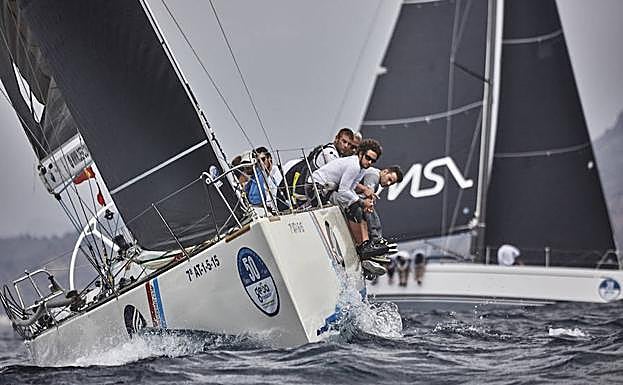 Uno de las embarcaciones que participaron este sábado en la X Regata Solidaria Carburo de Plata.