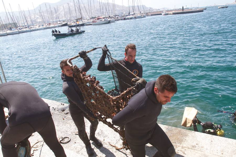 El objetivo es concienciar a los voluntarios de lo fácil que resulta que las basuras lleguen al mar y lo difícil que es luego retirarlas y mantener limpia la costa