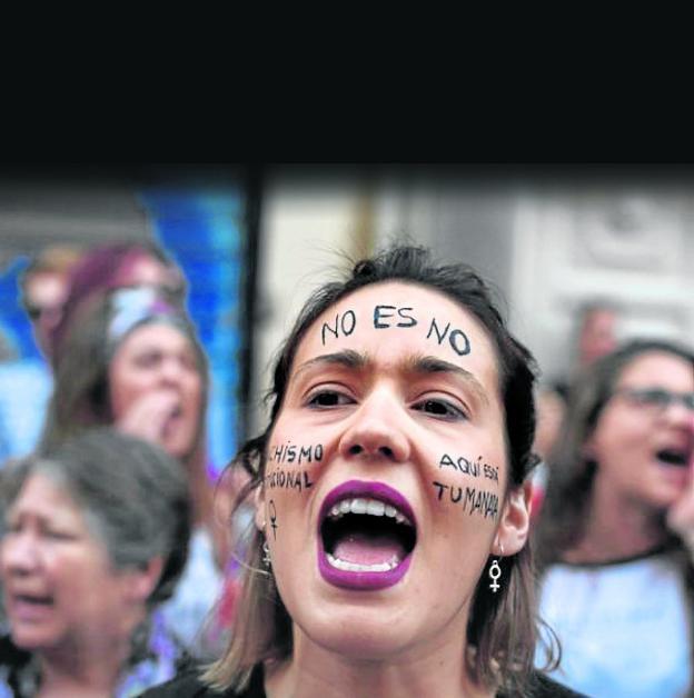 Una mujer participa en una de las múltiples manifestaciones convocadas en toda España contra la sentencia a 'La Manada'.