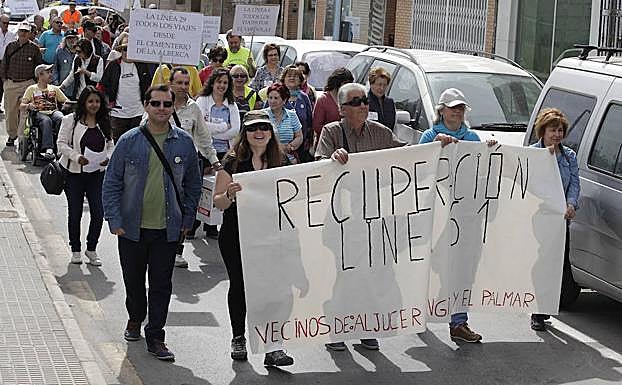 Marcha de los vecinos para recuperar la línea 61 de autobús, en una fotografía de archivo.