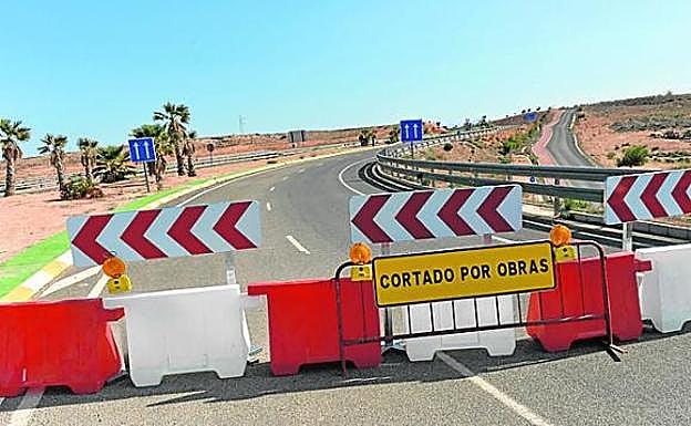 Las vallas que impiden desde ayer el tráfico en la zona. 