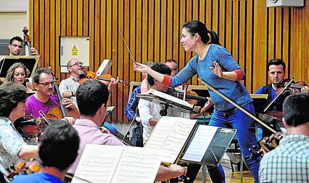 Virginia Martínez dirige a los músicos de la Sinfónica durante un ensayo de esta temporada.
