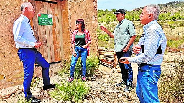 Antonio Navarro (izq.), durante la visita a las fincas.