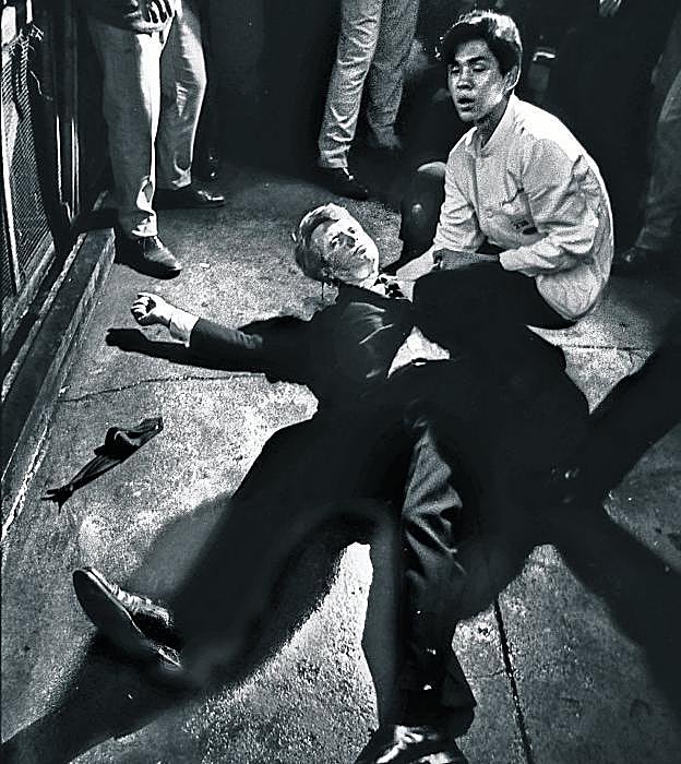 Arriba, el senador herido de muerte.