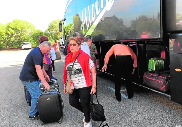 Algunos de los viajeros guardan el equipaje en el autobús al reanudar, ayer, el viaje desde Niza.