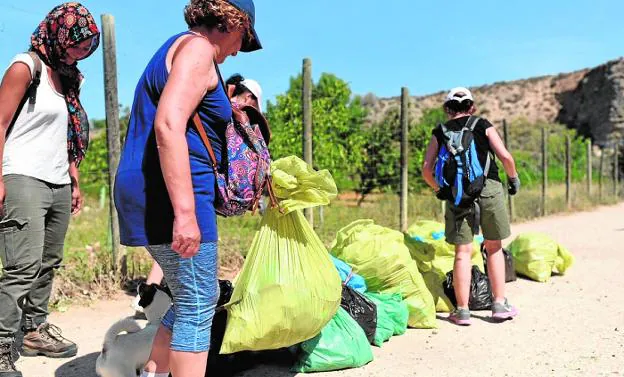 Voluntarios con bolsas llenas de basura, en una de las recogidas organizadas el año pasado.