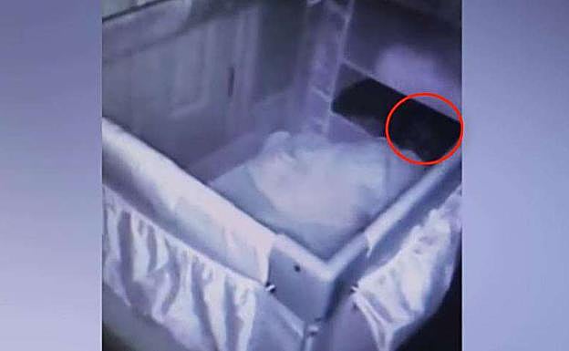 Unos padres colocan una cámara para saber por qué llora su bebé y descubren algo «aterrador»