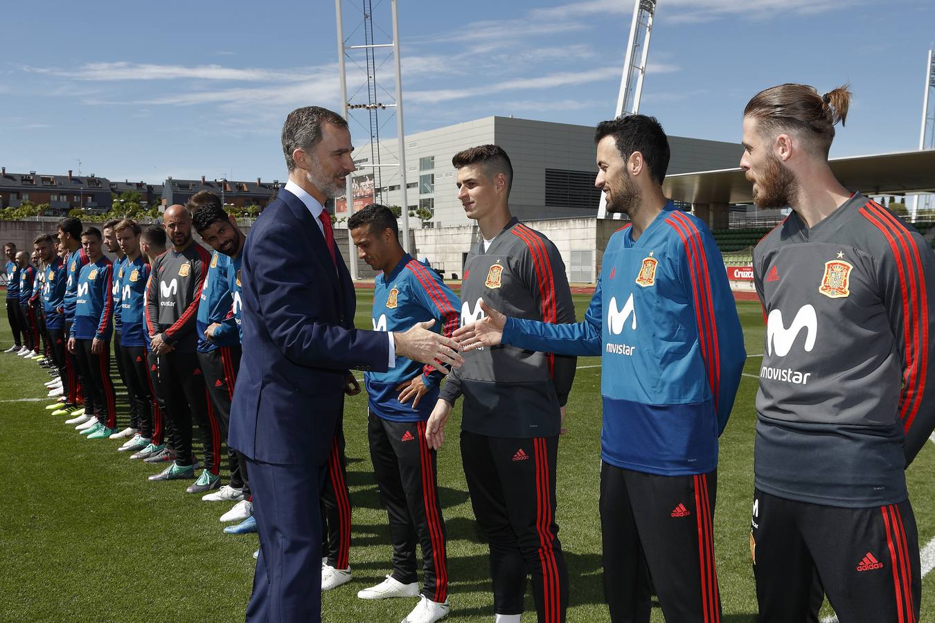 El monarca ha visitado a los jugadores del combinado nacional y a toda la delegación española en la Ciudad del Fútbol de Las Rozas