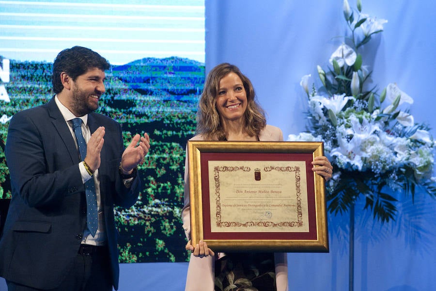 Se entregó la Medalla de Oro de la Región a Croem, al cocinero Pablo González Conejero, a la ONCE, al Conservatorio Superior de Música Manuel Masotti Littel, al trovero Juan Tudela Piernas, 'Tío Juan Rita', y a la Hospitalidad de Lourdes