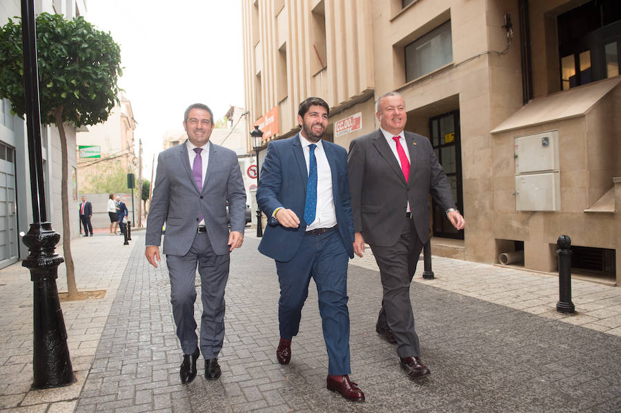 Se entregó la Medalla de Oro de la Región a Croem, al cocinero Pablo González Conejero, a la ONCE, al Conservatorio Superior de Música Manuel Masotti Littel, al trovero Juan Tudela Piernas, 'Tío Juan Rita', y a la Hospitalidad de Lourdes