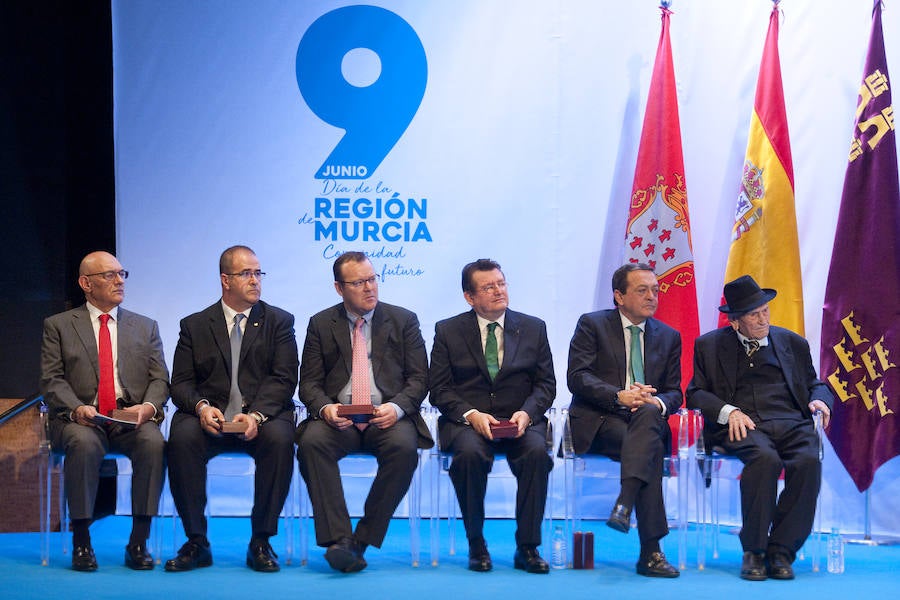 Se entregó la Medalla de Oro de la Región a Croem, al cocinero Pablo González Conejero, a la ONCE, al Conservatorio Superior de Música Manuel Masotti Littel, al trovero Juan Tudela Piernas, 'Tío Juan Rita', y a la Hospitalidad de Lourdes