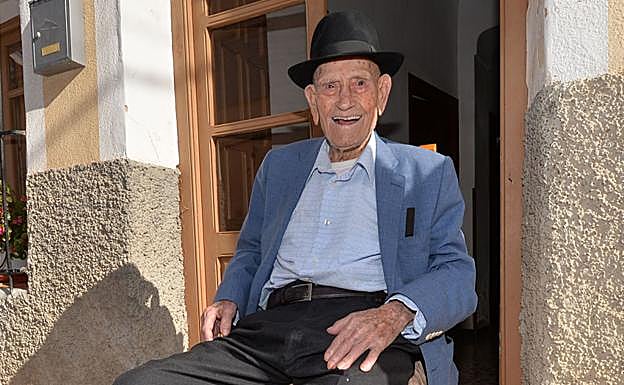 El 'Tío Juan Rita' sentado en la puerta de su casa, en Totana.