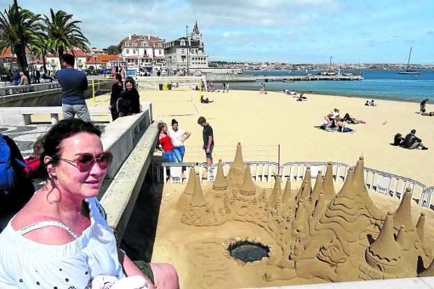 Una turista disfruta de la pequeña playa del centro de Cascais, donde vive y se baña el presidente de la República lusa, Marcelo Rebelo de Sousa.