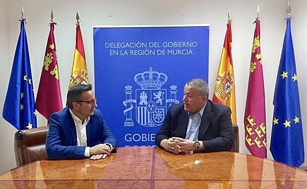 Conesa y Bernabé durante la reunión en la sede de la Delegación del Gobierno.