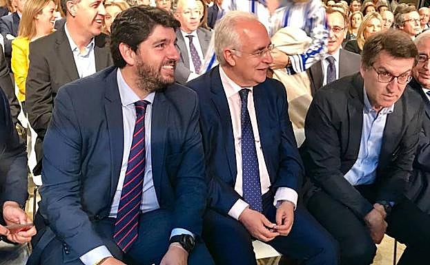 Fernando López Miras, presidente del PP de la Región de Murcia, acompañado de otros dirigentes autonómicos del Partido Popular.