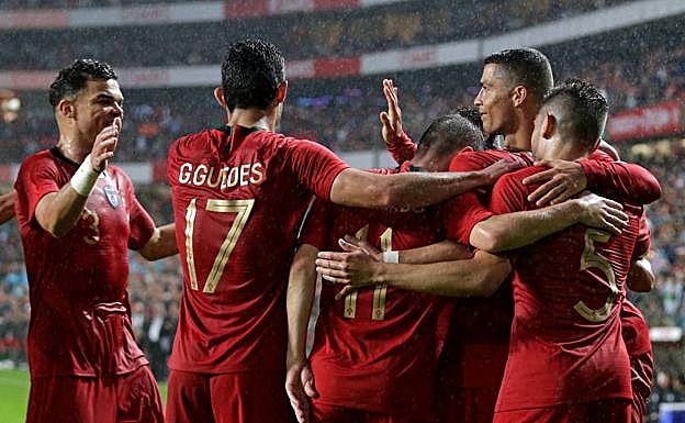Los jugadores portugueses celebran un gol. 