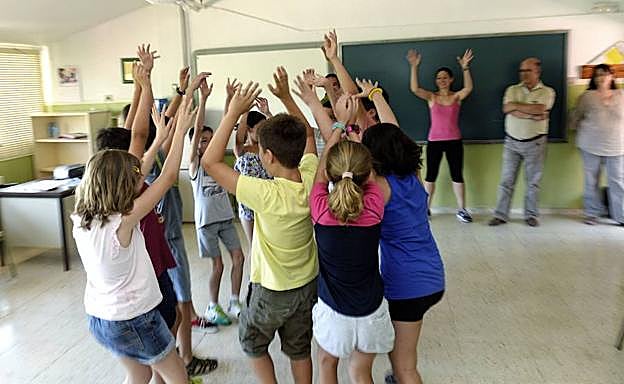 Un grupo de niños se divierten en la escuela de verano organizada por el colegio El Molinico, en La Alberca, en una fotografía de archivo.
