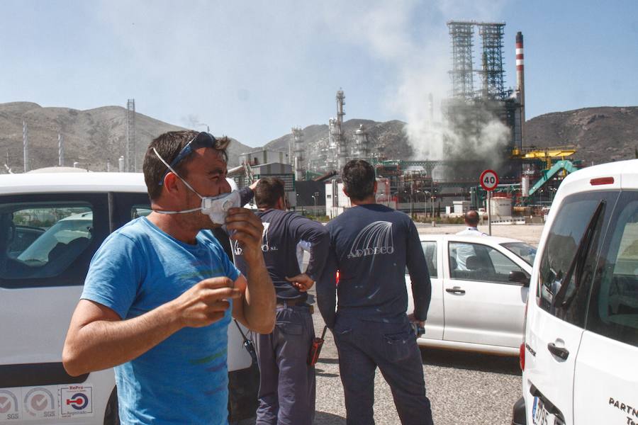 Repsol atendió a diez trabajadores por «afectaciones leves» en su servicio médico y dio por finalizada la situación a las 13 horas. Emergencias aconsejó a los vecinos evitar salir a la calle y cerrar puertas y ventanas