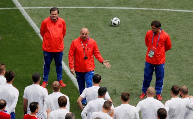 Stanislav Cherchesov da instrucciones a sus hombres en un entrenamiento de la selección rusa.