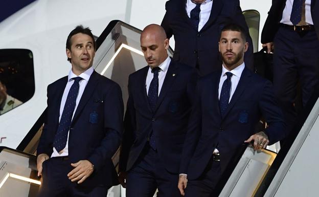 Lopetegui, Rubiales y Sergio Ramos a su llegada a Rusia. 