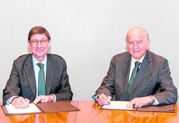 José Ignacio Goirigolzarri y Carlos Egea firman el convenio.