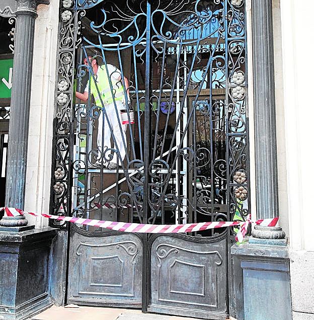 Repintado de una puerta.