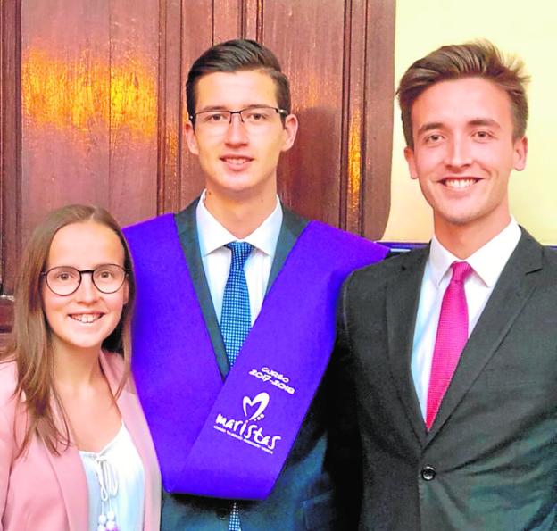 Rafa, a la derecha de la fotografía, en la graduación de su hermano Manu, y con su hermana María.