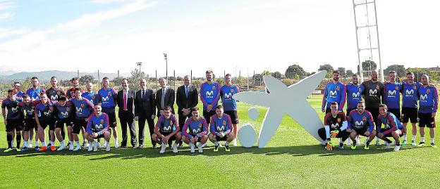 Gonzalo Gortázar y Jordi Gual con la selección española masculina de fútbol. CAIXABANK