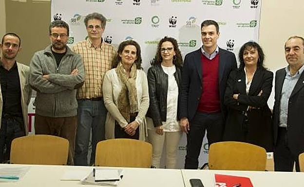 Los representantes de las organizaciones ecologistas, con Pedro Sánchez y Teresa Ribera en febrero de 2016.
