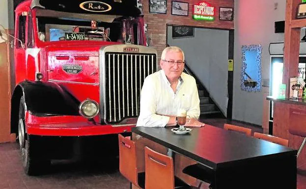 Bartolomé Valverde, propietario de Ruta Bar, junto a la cabina de camión que preside el local.