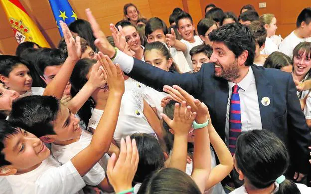 El presidente López Miras, rodeado de los alumnos del coro que ayer actuó en San Esteban.