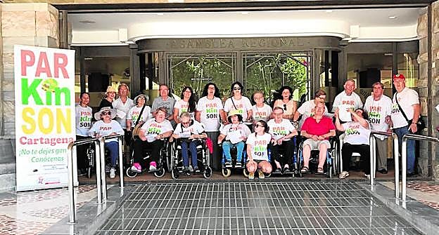 Enfermos de párkinson y sus cuidadores, ayer en la protesta.