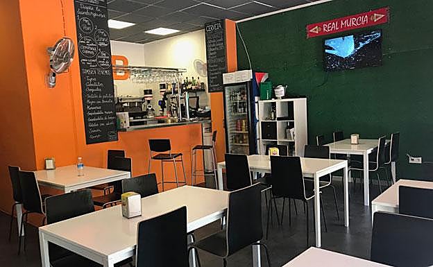 El restaurante está situado en un amplio local con gran cantidad de mesas