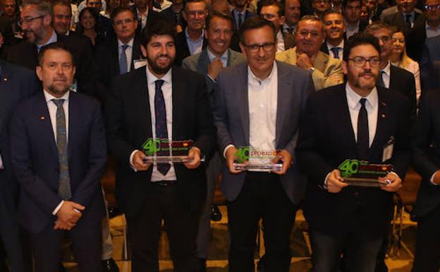 Juan Marín con los premiados Diego Conesa, López Miras y Miguel Sánchez por la firma del Pacto Regional del Agua.