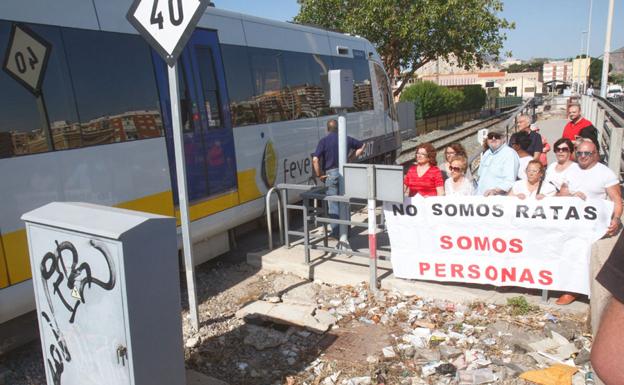 Protesta de los vecinos, al paso de un tren. 