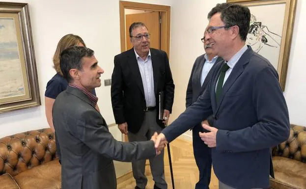 Saludo entre Fernández y Ballesta.