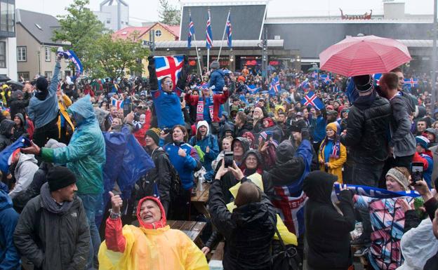 Aficionados islandeses, durante el Islandia-Argentina. 