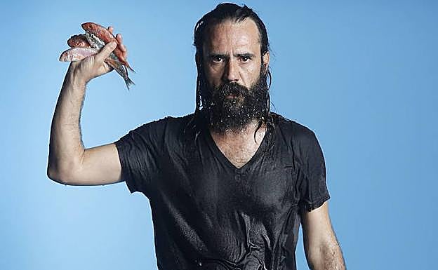 El creativo Jorge Martínez, durante una sesión de fotos para 'La Verdad'.