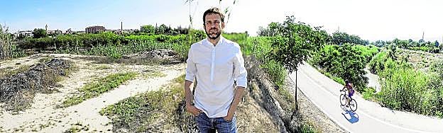 El arquitecto Antonio Abellán en el espacio en el que proyecta, con escolares del barrio de Santa Eulalia, un mirador huertano.