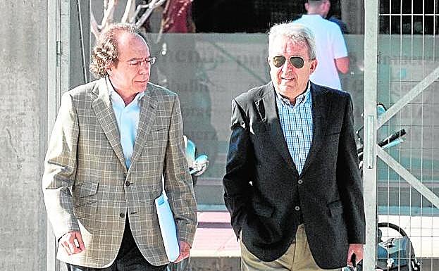 Antonio Cerdá, a la derecha, llegando al juzgado junto al letrado Aurelio Llanes.